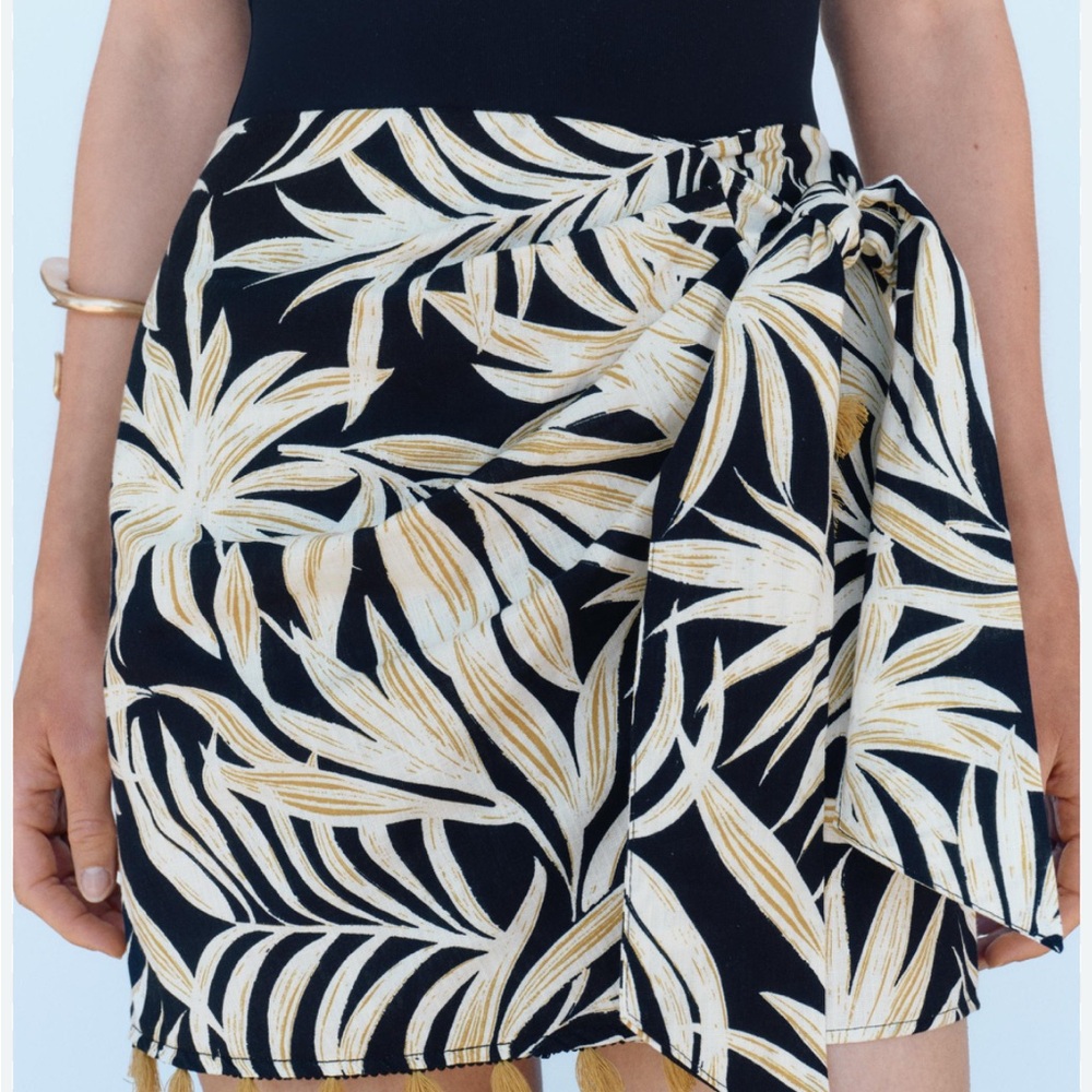 New Zara Black and Gold Leaf Print Skirt size medium